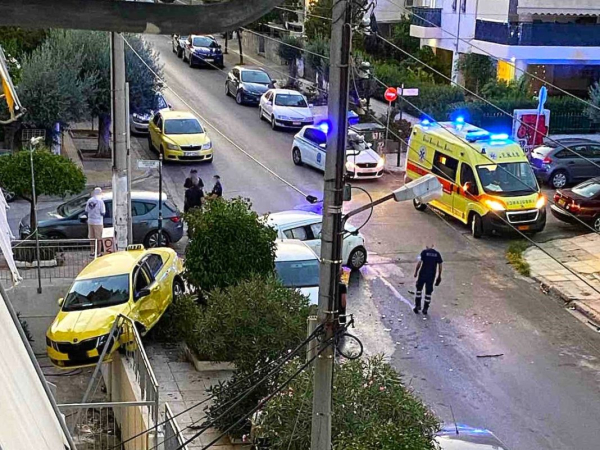 Σοβαρό τροχαίο με κλεμμένο ΙΧ: «Έστειλε» ταξί σε αυλή σπιτιού και τράπηκε σε φυγή