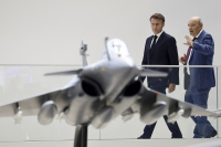 Ο Μακρόν διαφημίζει τα Rafale, με μια ανάρτηση - «κλήση»