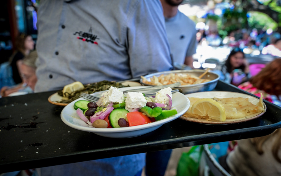 Καρδιολόγος αποκαλύπτει: Πόση ώρα μετά το φαγητό μπορείτε να κολυμπήσετε στη θάλασσα