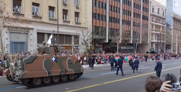 25η Μαρτίου: Παλαιστίνιοι μπήκαν μπροστά στα άρματα στην παρέλαση, 8 προσαγωγές