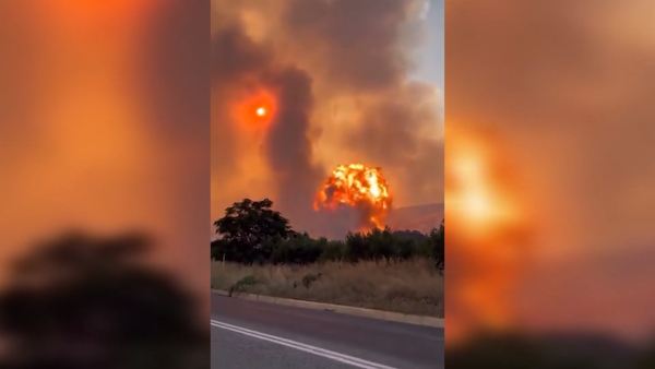 Φωτιά στην Μαγνησία: Οι φλόγες έφτασαν σε αποθήκη πυρομαχικών της Αεροπορίας – Δυνατές εκρήξεις, δραματικές στιγμές για τους κατοίκους
