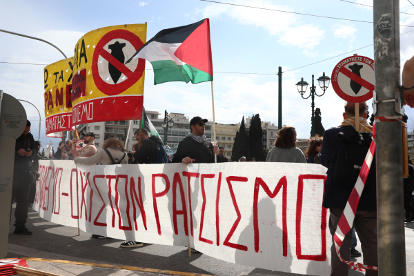 Ολοκληρώθηκε το αντιπολεμικό συλλαλητήριο στο Σύνταγμα - Άνοιξε ο σταθμός του Μετρό (Εικόνες)