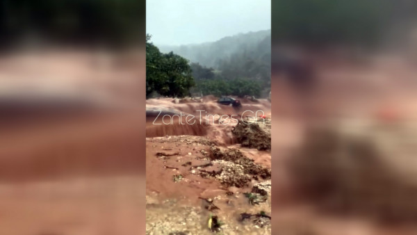 Κεφαλονιά: Η στιγμή που χείμαρρος παρασύρει αυτοκίνητο στα λασπόνερα (vid)