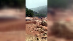 Κεφαλονιά: Η στιγμή που χείμαρρος παρασύρει αυτοκίνητο στα λασπόνερα (vid)