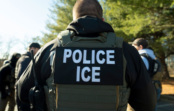 Με κάμερες σώματος εξοπλίζεται η ICE: «Όλοι να τις φορούν»
