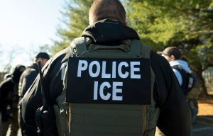Με κάμερες σώματος εξοπλίζεται η ICE: «Όλοι να τις φορούν»