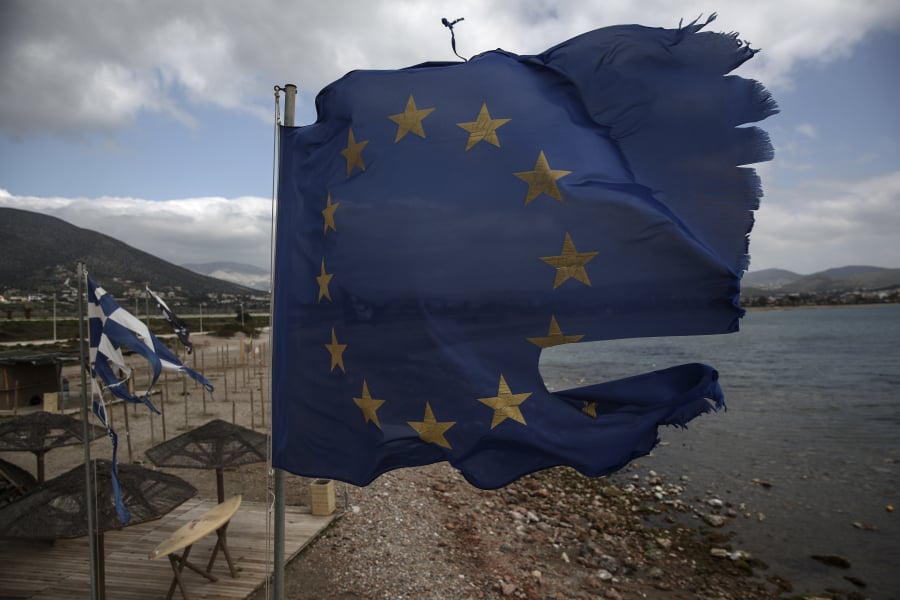 Τι σημαίνει για ευρωζώνη και Ελλάδα η υποβάθμιση της Γαλλίας από την Fitch