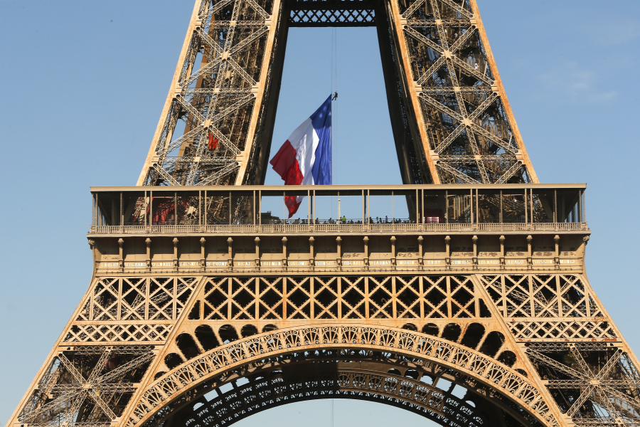 Τι σημαίνει για ευρωζώνη και Ελλάδα η υποβάθμιση της Γαλλίας από την Fitch