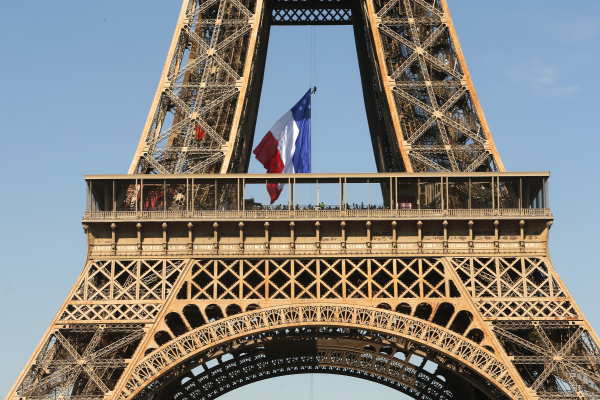 Τι σημαίνει για ευρωζώνη και Ελλάδα η υποβάθμιση της Γαλλίας από την Fitch