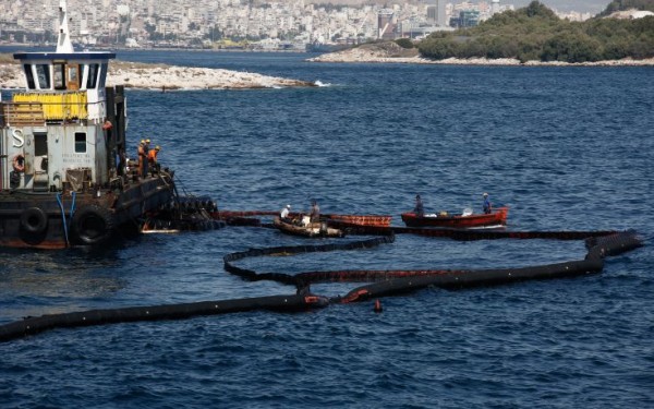 Πετρελαιοκηλίδα: Το Aegean breeze 1 θα κάνει την απάντληση από το «Αγία Ζώνη ΙΙ»