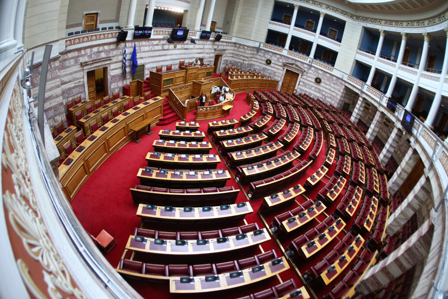 Βουλή: Πρώτο κουδούνι με μεταναστευτικό και πειθαρχικό στο Δημόσιο