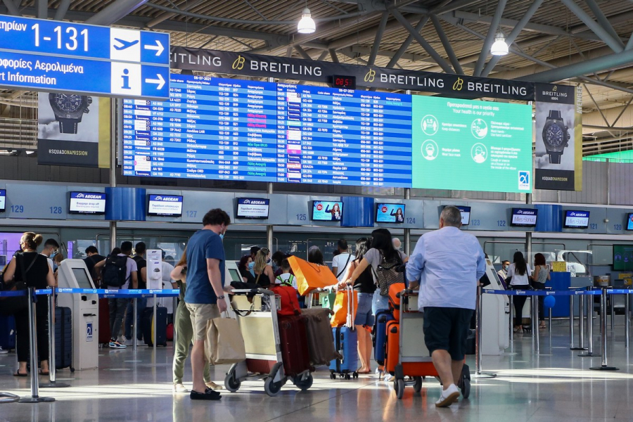 Συναγερμός στην ΕΛ.ΑΣ: Κύκλωμα προμηθεύει πλαστά έγγραφα εμβολιασμού, σε επιφυλακή οι Αρχές (βίντεο)