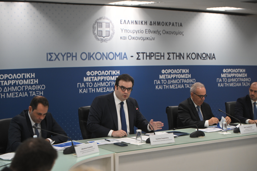 Παιχνίδι με τις λέξεις για τις αυξήσεις στις συντάξεις και την προσωπική διαφορά