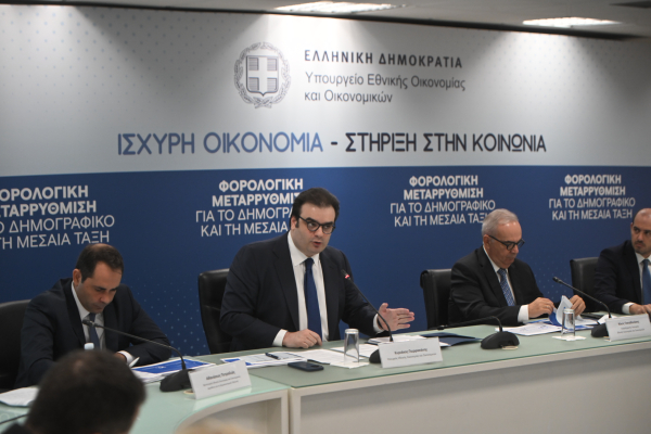 Παιχνίδι με τις λέξεις για τις αυξήσεις στις συντάξεις και την προσωπική διαφορά