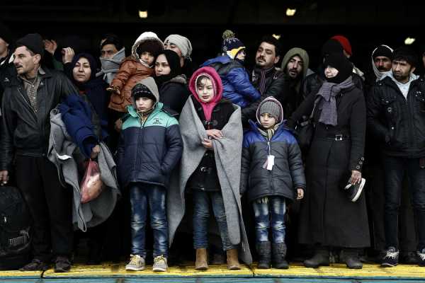 «Μπλόκο» 48 ωρών στους πρόσφυγες της Μυτιλήνης