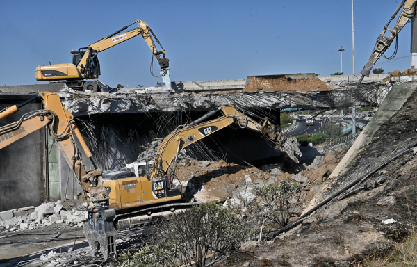 Εικόνες απόλυτης καταστροφής μετά την έκρηξη βυτιοφόρου στον Ισθμό - Μέχρι την Τετάρτη οι εργασίες κατεδάφισης