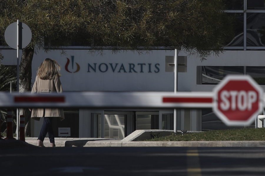 Δίκη Novartis: «Χτύπησαν εμένα στοχεύοντας στο σύζυγό μου», κατέθεσε η σύζυγος του Γιάννη Στουρνάρα