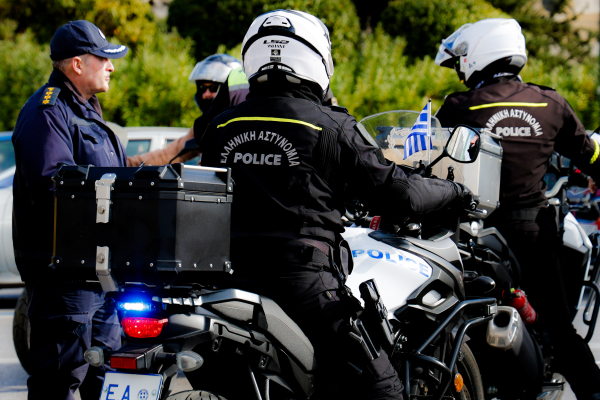 Κερατσίνι: Δύο συλλήψεις έπειτα από καταδίωξη - Συγκρούστηκαν με σχολικό λεωφορείο