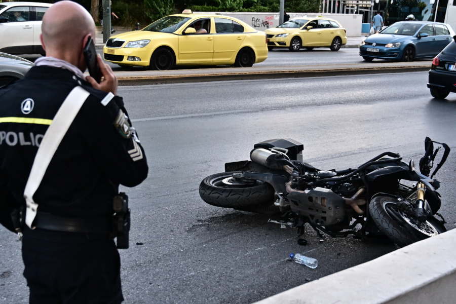 Σοβαρό τροχαίο στη Συγγρού - Μηχανή παρέσυρε πεζό