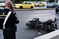 Σοβαρό τροχαίο στη Συγγρού - Μηχανή παρέσυρε πεζό