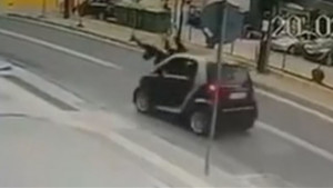 Βίντεο σοκ: Aυτοκίνητο χτυπάει μητέρα και παιδί στο Ρέθυμνο