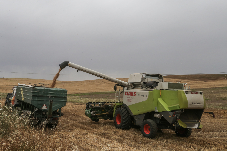 Έρχεται το τέλος του ΟΠΕΚΕΠΕ με τις επιδοτήσεις - Στο βάθος η εφορία