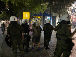 Επεισόδια στο Σύνταγμα στη διαδήλωση κατά του υποχρεωτικού εμβολιασμού, έπεσαν μολότοφ και χημικά (εικόνες & βίντεο)