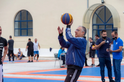 Τα... τρίποντα του υπουργού Προστασίας του Πολίτη, σε τουρνουά 3Χ3 μπάσκετ της Αστυνομίας έπαιξε ο Θεοδωρικάκος