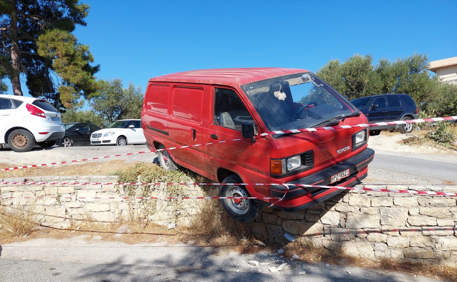 Κρήτη: Οδηγός σταθμεύει το φορτηγάκι του και κερδίζει Όσκαρ «καλύτερου παρκαρίσματος» (εικόνες)