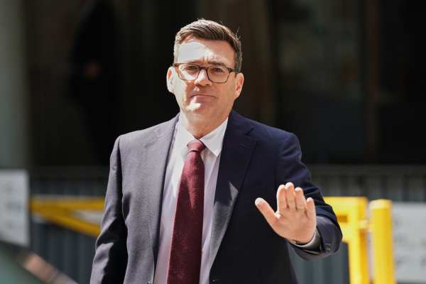 Αλλάζει σελίδα η Βρετανία: Κι επίσημα ηγέτης των Εργατικών ο Μπέρναμ, θα ορκιστεί πρωθυπουργός τη Δευτέρα