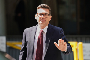 Αλλάζει σελίδα η Βρετανία: Κι επίσημα ηγέτης των Εργατικών ο Μπέρναμ, θα ορκιστεί πρωθυπουργός τη Δευτέρα