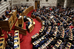 Στη δίνη των Τεμπών το πολιτικό σύστημα