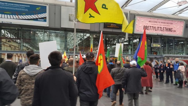 Συγκρούσεις στο Ντίσελντορφ. Έκλεισε ο σιδηροδρομικός σταθμός του Μάντσεστερ [vid]