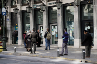 Ποιοι δανειολήπτες θα επωφεληθούν από το σχέδιο των τραπεζών για «πάγωμα» των επιτοκίων