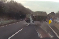 Απίστευτο τροχαίο στη Βρετανία: Στρατιωτικό τζιπ έκανε ελιγμό και «τούμπαρε» στον αέρα (Βίντεο)