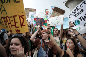 Θεσσαλονίκη: Καθιστική μαθητική και φοιτητική διαμαρτυρία για την κλιματική αλλαγή