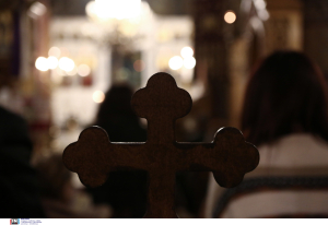 Ακάθιστος Ύμνος: Γιατί στέκονται όρθιοι οι πιστοί