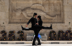 Συγκινητικές εικόνες: Με ποντιακές στολές οι Εύζωνες - Έτσι τίμησε η Προεδρική Φρουρά τη Γενοκτονία των Ποντίων