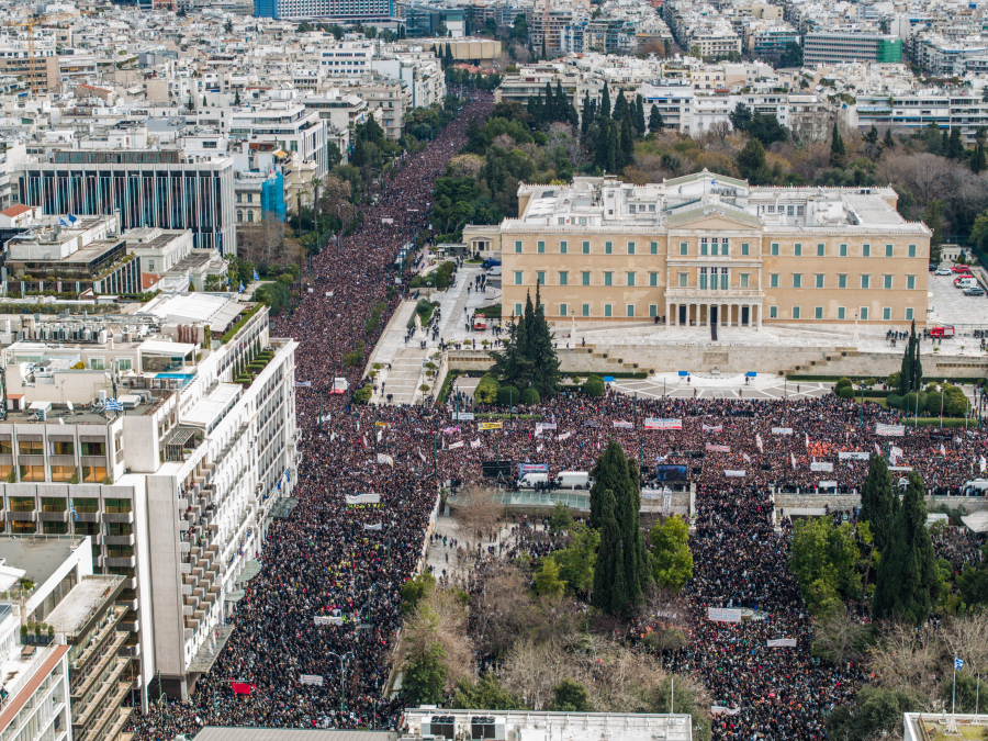 Αυτή η λαοθάλασσα δεν κρύβεται: 10 καρέ από την ιστορική συγκέντρωση για τα Τέμπη