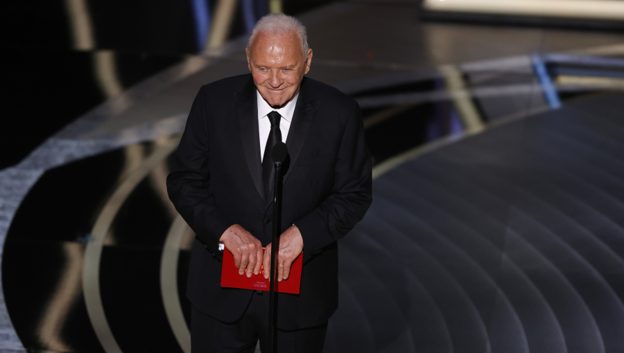 Ο Άντονι Χόπκινς αποκαλύπτει τη ζωή του: Τα δύσκολα παιδικά χρόνια, οι εθισμοί, η λαμπρή καριέρα