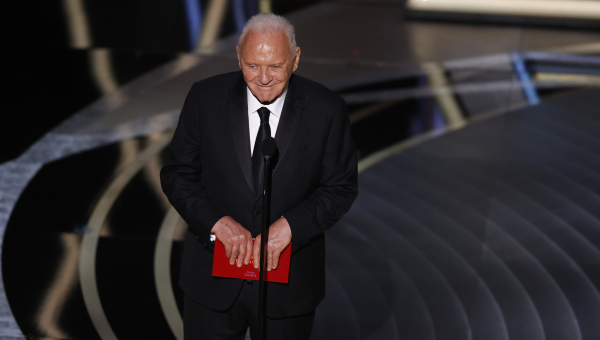 Ο Άντονι Χόπκινς αποκαλύπτει τη ζωή του: Τα δύσκολα παιδικά χρόνια, οι εθισμοί, η λαμπρή καριέρα