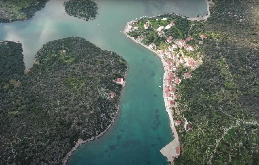 Το μοναδικό φιόρδ της Ελλάδας βρίσκεται σε ένα μικροσκοπικό χωριό της Πελοποννήσου