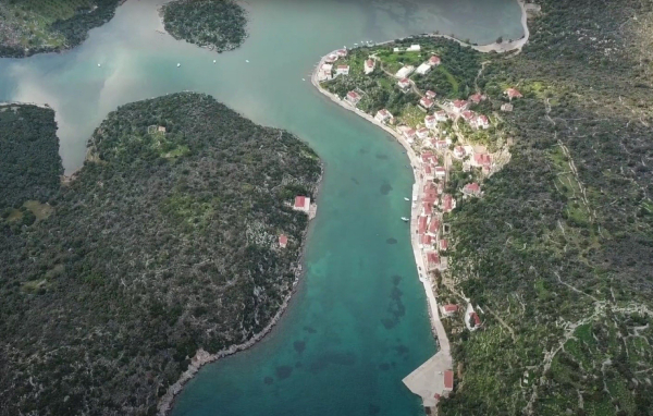 Το μοναδικό φιόρδ της Ελλάδας βρίσκεται σε ένα μικροσκοπικό χωριό της Πελοποννήσου