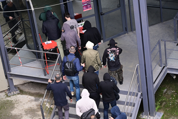 ΟΠΕΚΕΠΕ: Απολογούνται οι πρώτοι 12 συλληφθέντες - Ελεύθερη με όρους η έγκυος κατηγορούμενη