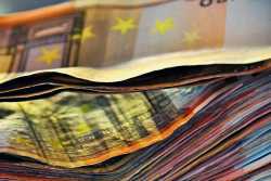 Παρά τα capital controls τα μετρητά κυριαρχούν στις συναλλαγές