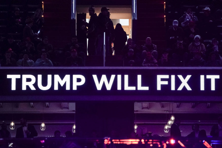 Ο Τραμπ απειλεί τις αυτοκινητοβιομηχανίες: Πόσο και πότε θα εκτοξευτούν οι τιμές στα ΙΧ