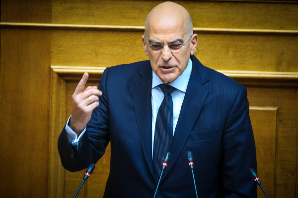 Πώς ο Δένδιας «διόρθωσε» τον πρωθυπουργό