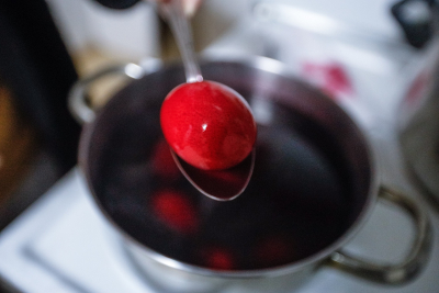 Βάψιμο αυγών: Τα μυστικά για να βγουν γυαλιστερά τα πασχαλινά αυγά - Dnews