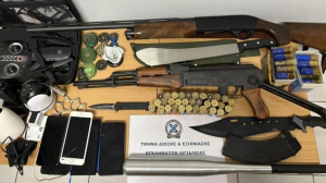 Αίγιο: Συλλήψεις για την επίθεση σε καφετέρια - Εντοπίστηκαν καλάσνικοφ και σιδερογροθιές