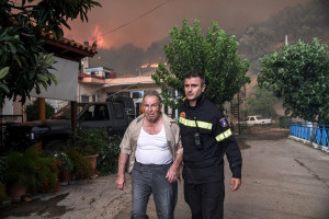 Πύρινη κόλαση στην Εύβοια: Η στιγμή που οι κάτοικοι εκκενώνουν τα χωριά (pics)